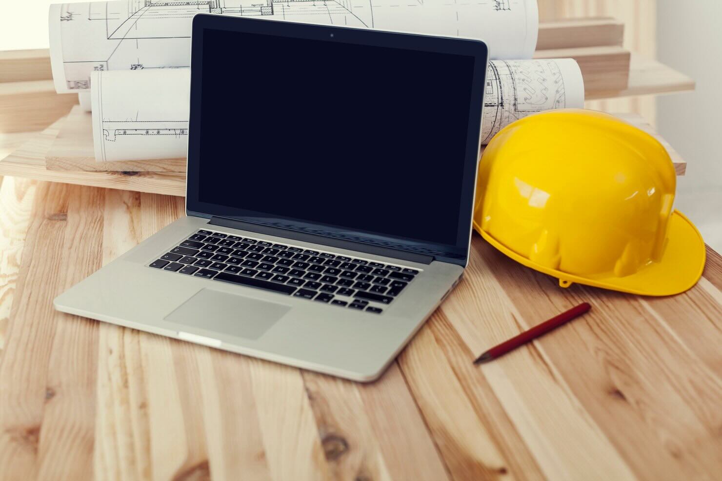 consulenza seo edilizia nel pc sul tavolo con elemetto
