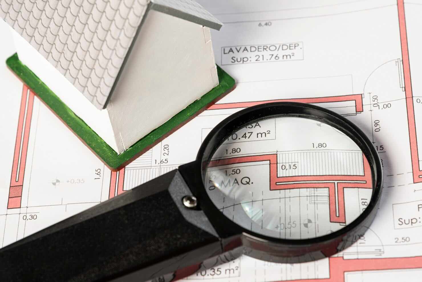 clienti per imprese edili visti dalla lente con ingrandimento